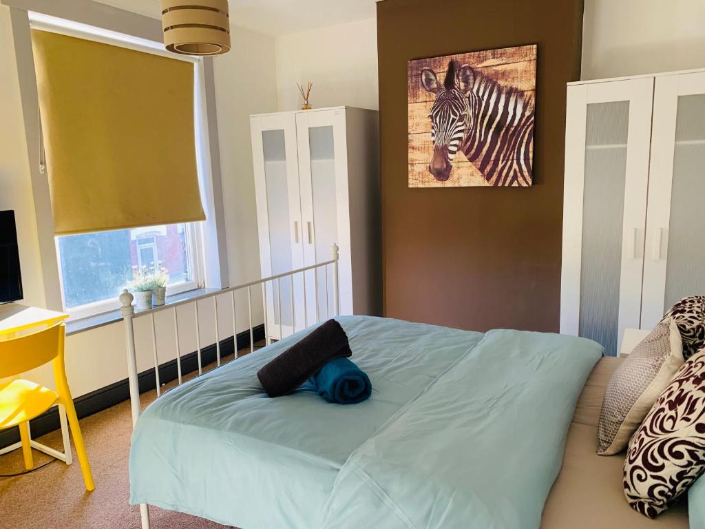 凯特林凯特林德班度假屋的一间卧室,配有一张床和斑马的照片