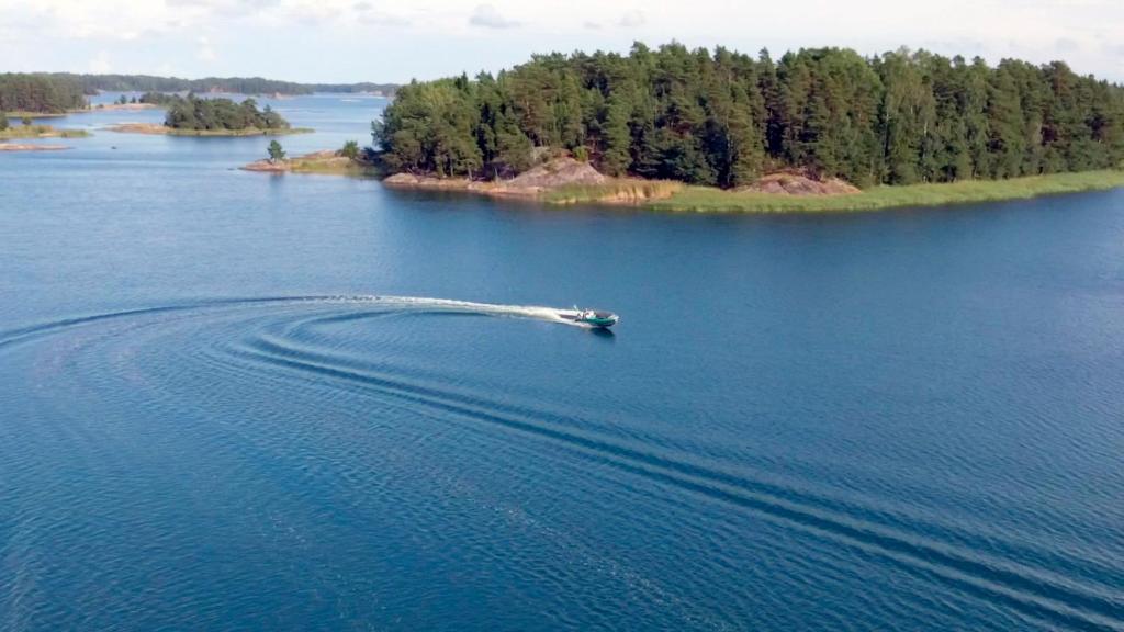 埃克奈斯Kopparö Tammisaari的一大片水中的小船