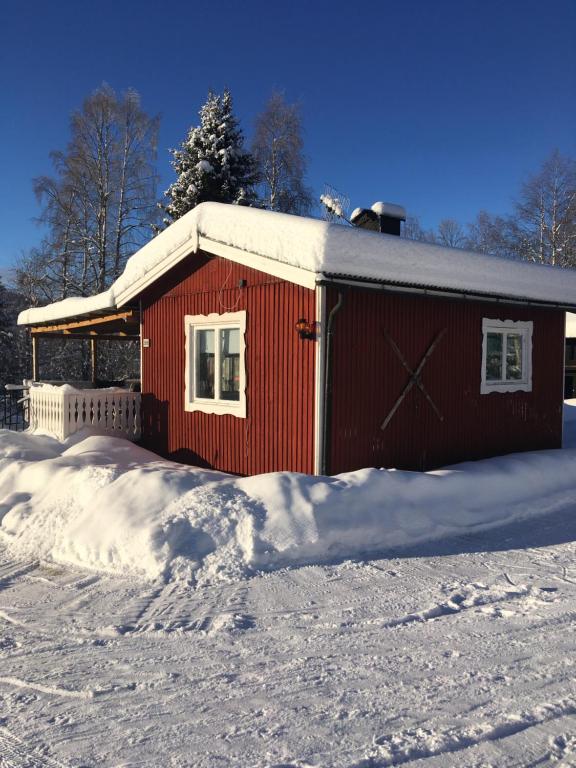 萨伦Bärvallen 388的雪中的一个红雪棚