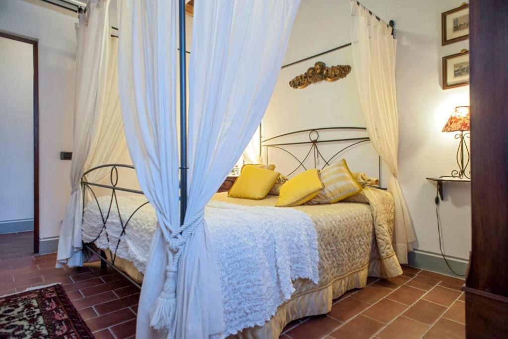帕拉伊阿Appartamenti La Rocca的一间卧室配有一张带黄色枕头的床