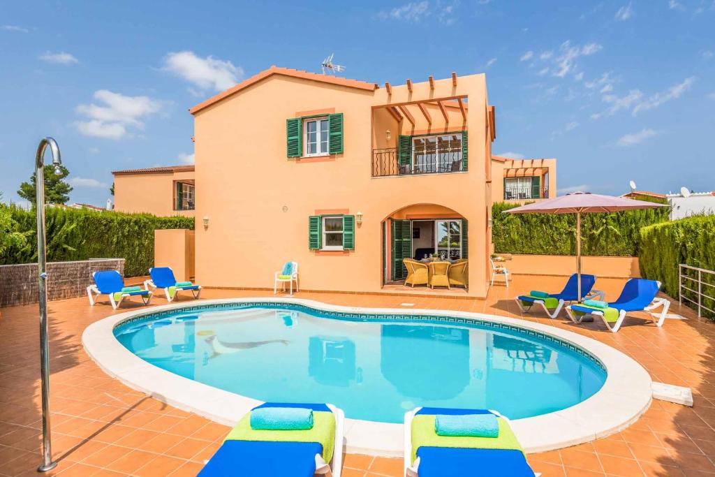 卡拉加尔达纳Villa Marcolis Mar的别墅前设有游泳池