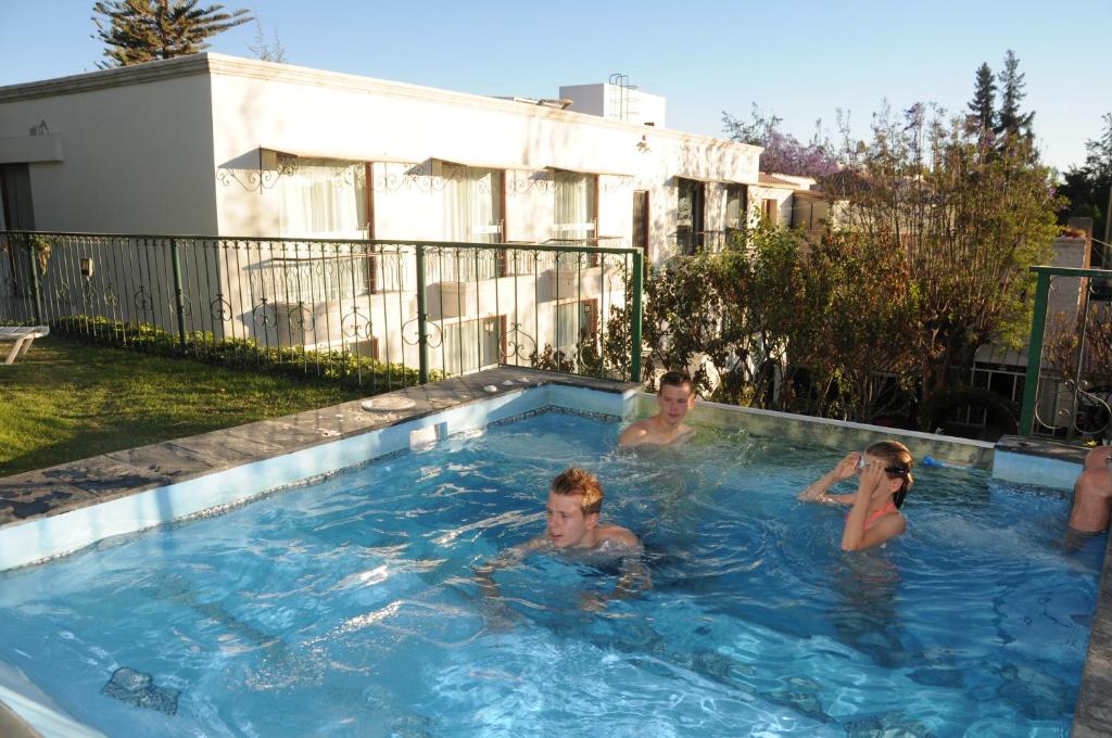 阿雷基帕埃莉莎别墅精品酒店的一群人在游泳池游泳