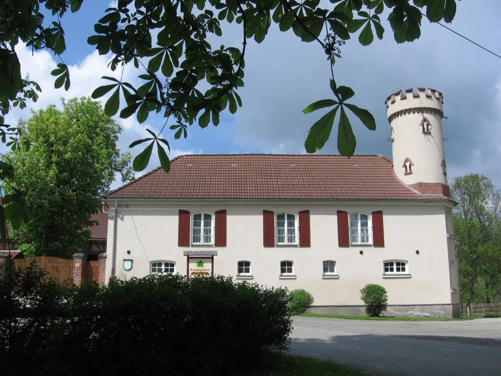 措伊伦罗达Pension Kastanienhof的一座白色的大建筑,塔楼