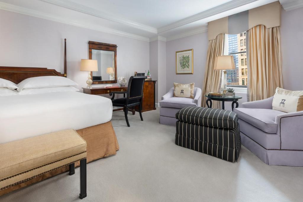 纽约米开朗基罗酒店的酒店客房,配有一张床、一张桌子和椅子