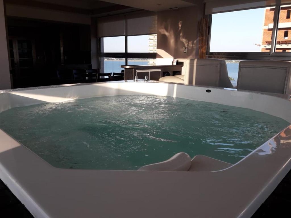 波萨达斯Apart Belgrano的客房内的浴缸装满绿水