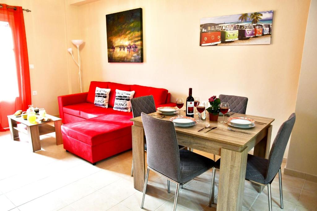 科孚镇Luna Bianca - Corfu Apartments的客厅配有桌子和红色沙发