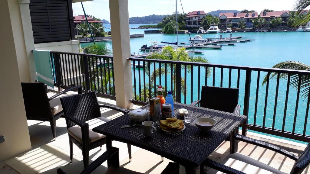 伊甸岛Eden Island luxury apartment sea view的水景阳台桌子