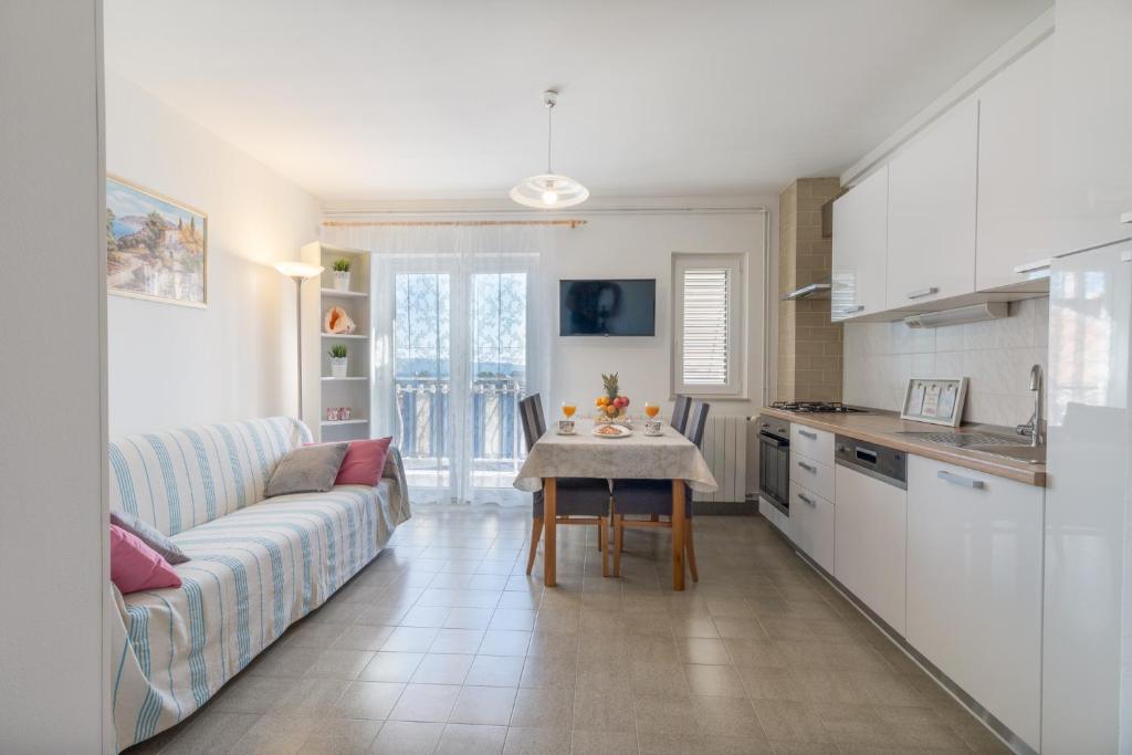斯塔布鲁克Apartment La Mare的厨房以及带沙发和桌子的客厅。