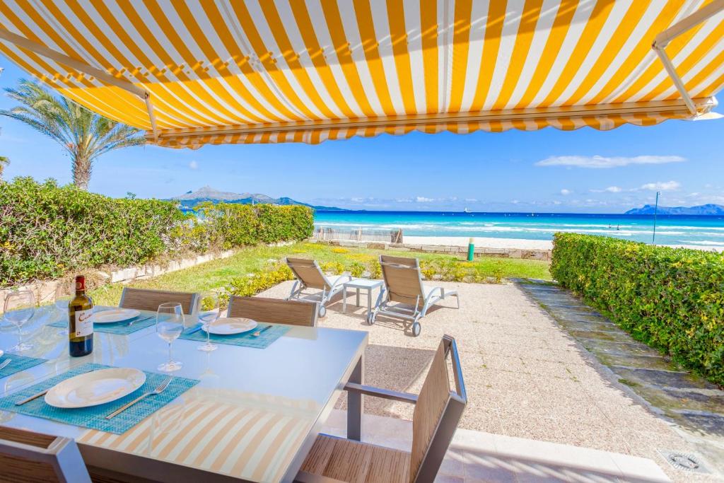穆罗海滩Beachfront Villa Socias Playa的一张餐桌和椅子,享有海滩美景