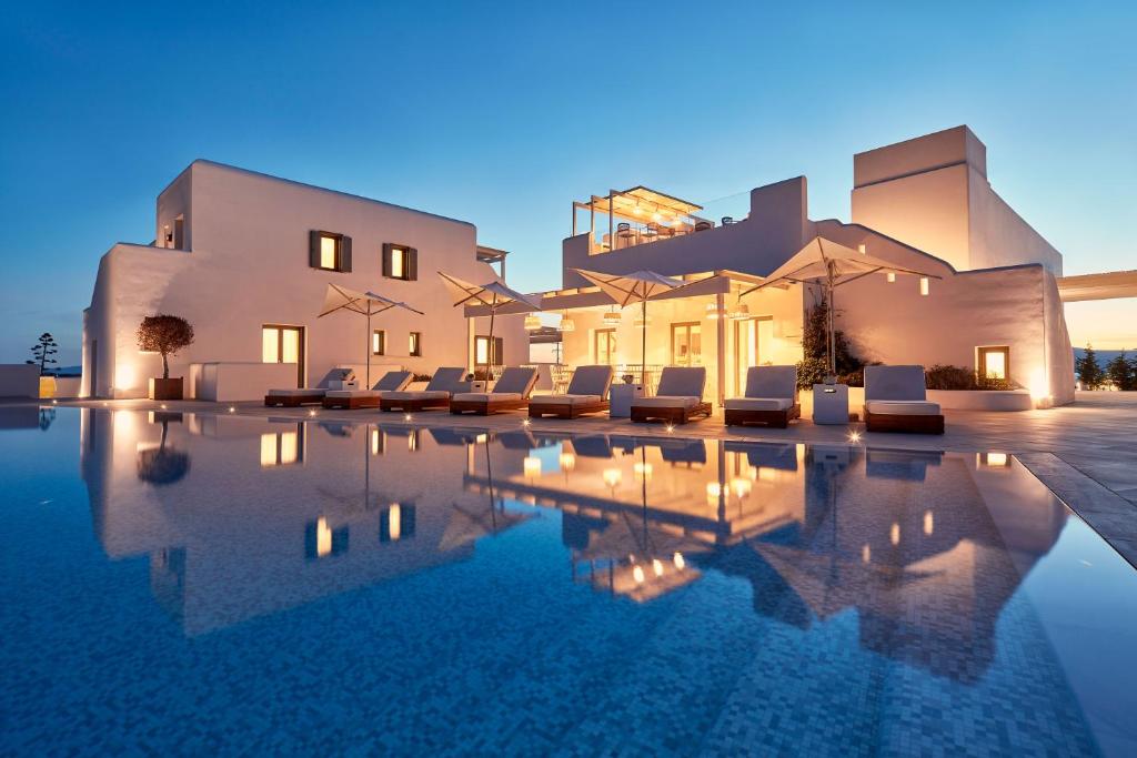 阿吉奥斯普罗科皮奥斯18 Grapes Hotel的夜间带游泳池的别墅