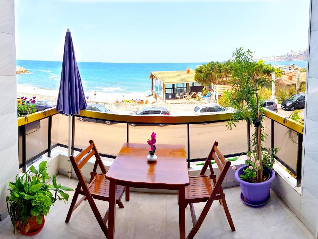 朱尼耶AlSaeed Residence的海滩景阳台配有桌椅