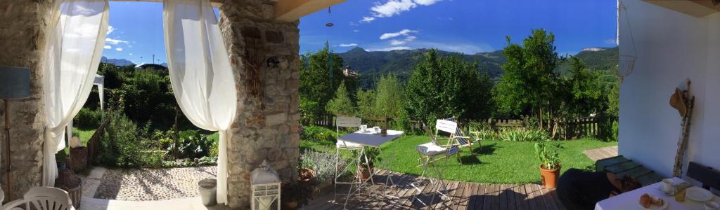 布伦托尼科莫妮卡别墅住宿加早餐旅馆的享有带桌椅的花园美景。