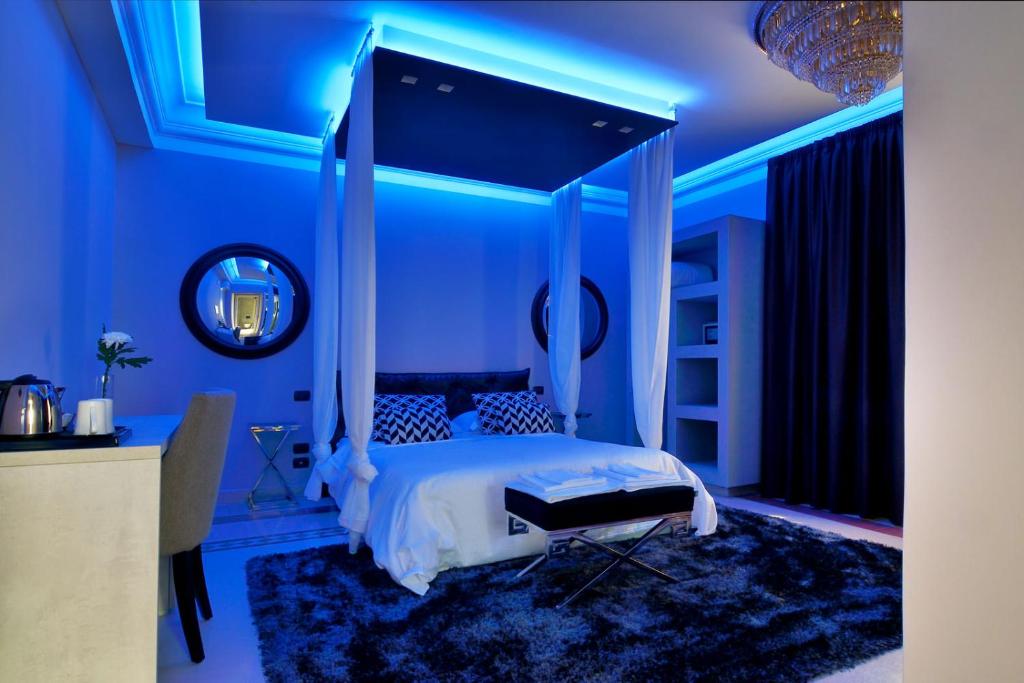 雷焦卡拉布里亚Villa La Fenice的蓝色卧室,配有一张带天蓬的床