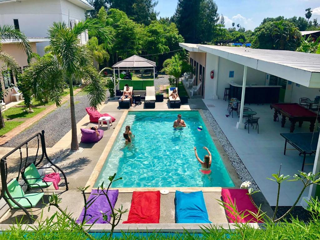 班拉克海滩苏梅岛背包客旅馆的后院里有人的游泳池