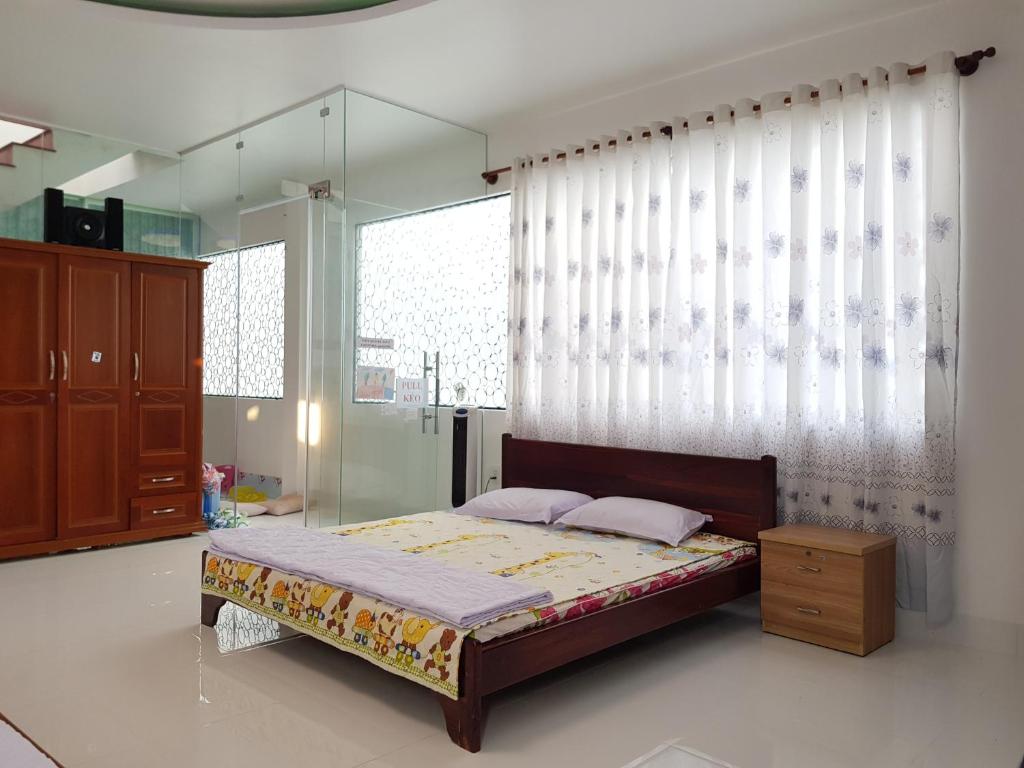 Ấp PhóMinh Kim Guesthouse的一间卧室设有一张床和一个大窗户
