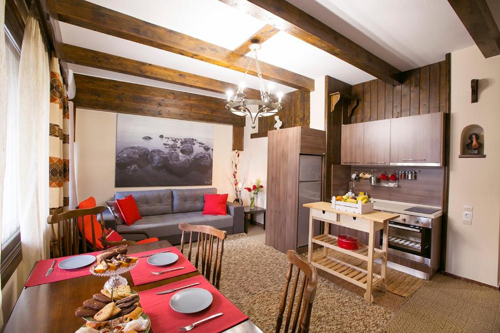 雅典Spacious Apartment Next To Metro - Marousi的厨房以及带桌子和沙发的客厅。