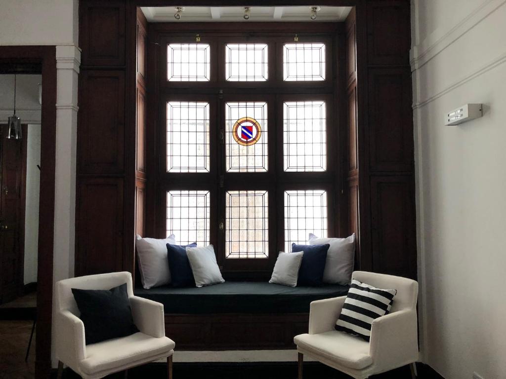 布宜诺斯艾利斯Antiguo departamento con excelente ubicación的一个带两把椅子的房间的靠窗座位