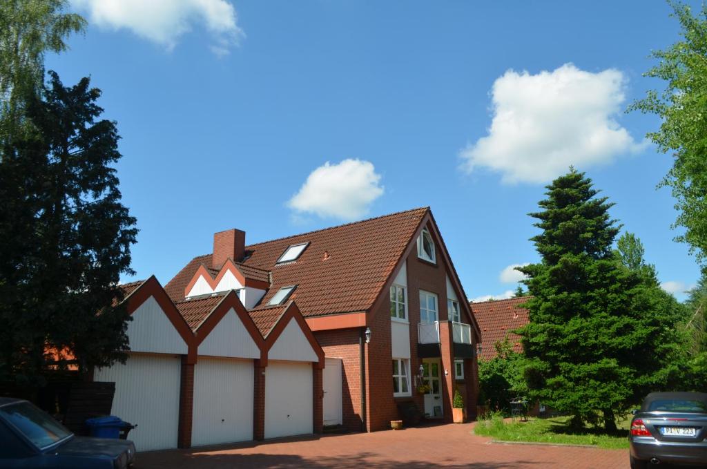 埃尔姆斯霍恩Gästehaus Vigliarolo的一间大型砖屋,屋顶为棕色