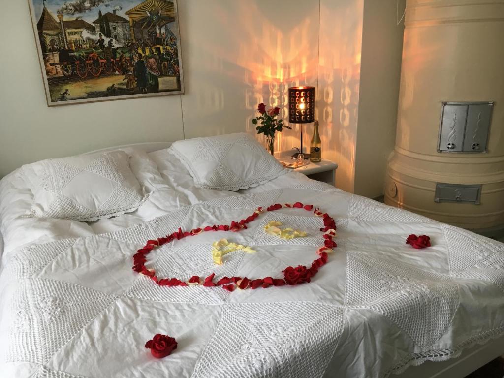 HaapavesiVilla Korkatti的床上玫瑰制成的心
