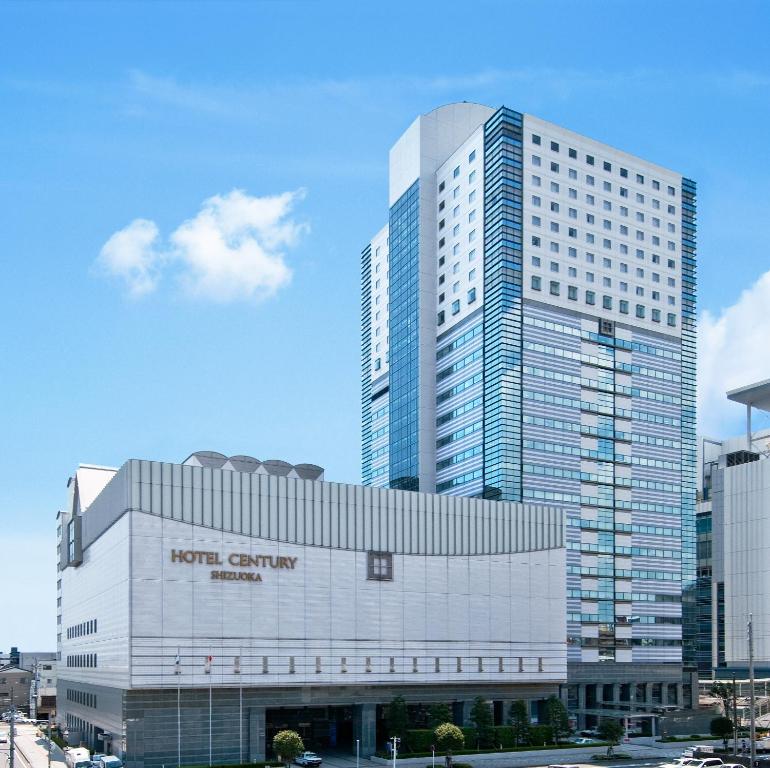 静冈HOTEL GRAND HILLS SHIZUOKA的停车场前高楼