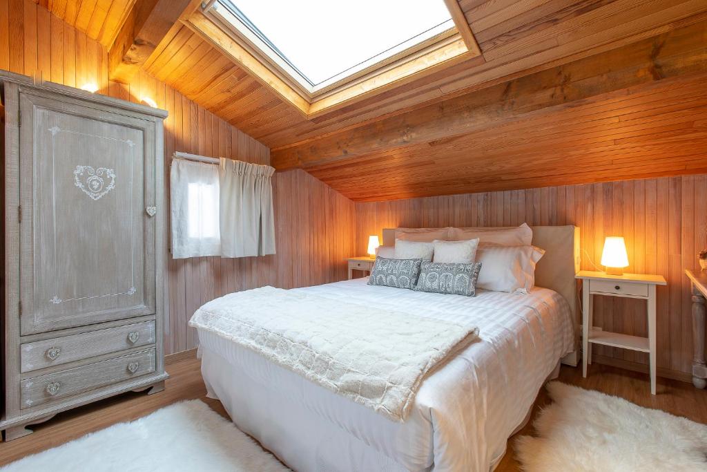 LathuilleLe Catarina的一间卧室配有一张带天窗的大床