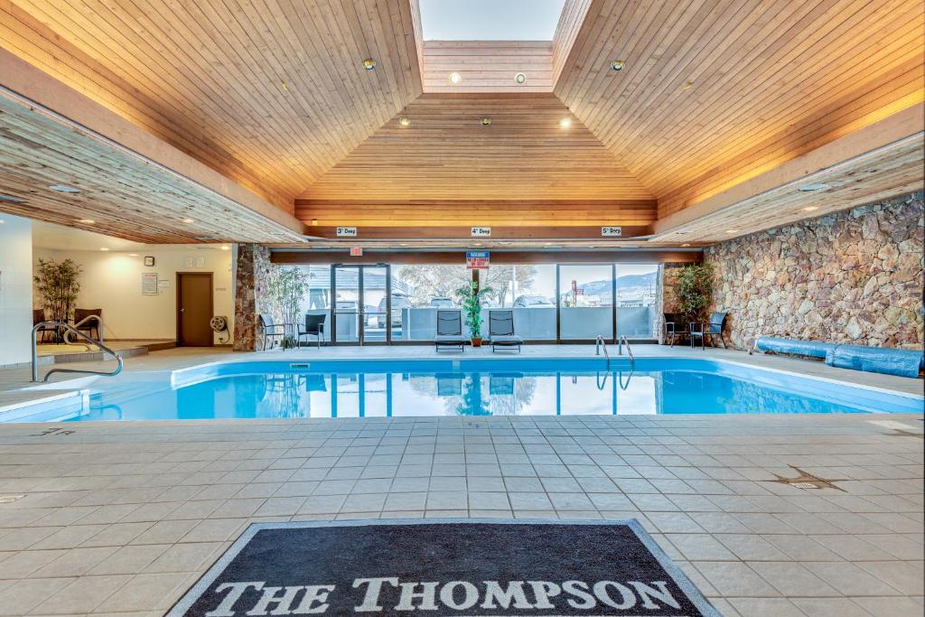 坎卢普斯汤普森酒店的一座带天花板的建筑中的游泳池