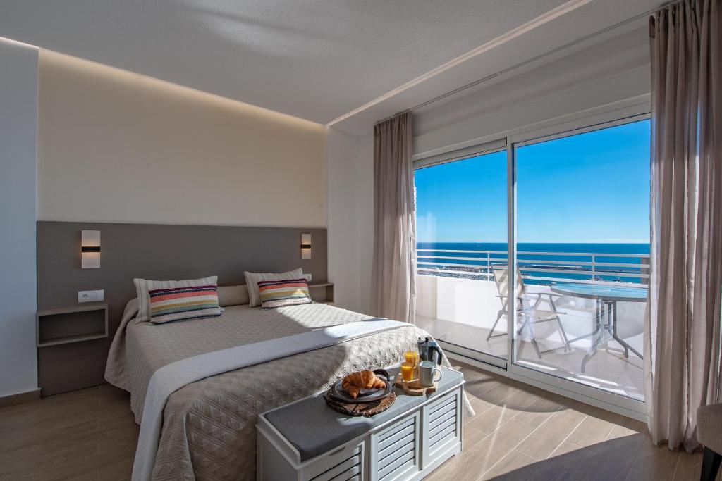 阿利坎特阿利坎特天窗公寓的一间卧室设有一张床和一个海景大窗户