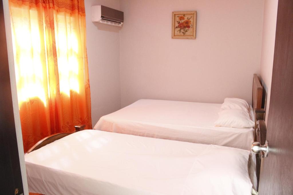 里奥阿查Apartamentos Arpushana的小型客房 - 带2张床和窗户