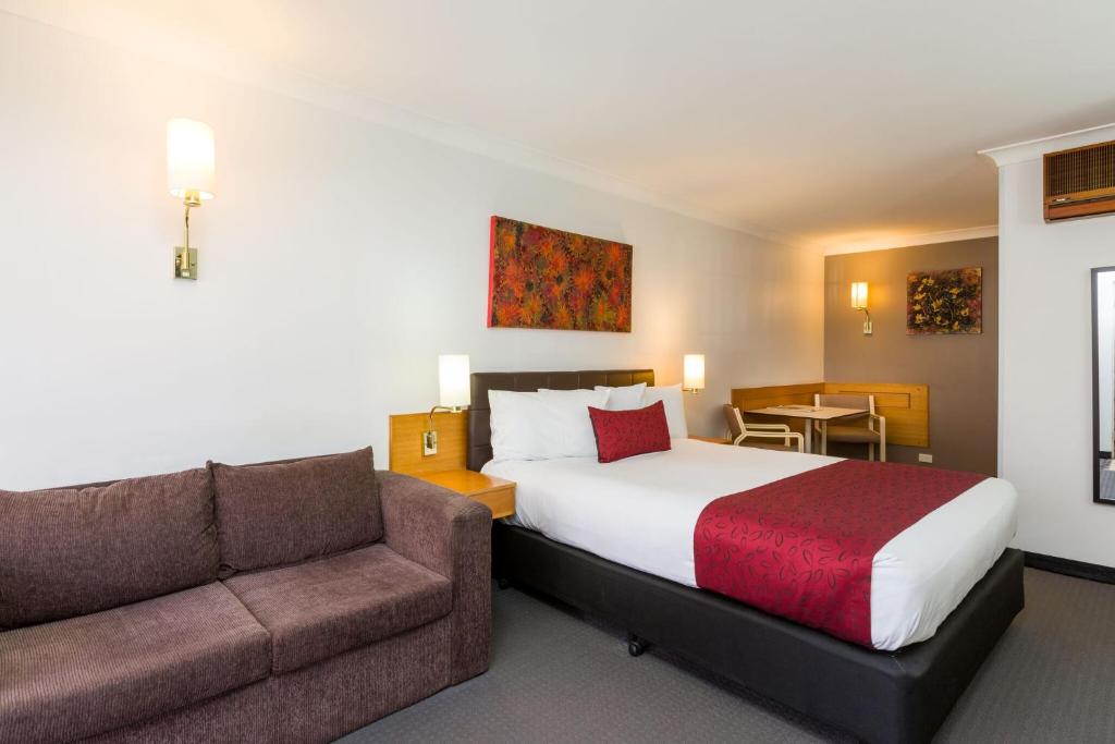 旺加拉塔赫尔米塔什汽车旅馆的酒店客房,配有床和沙发
