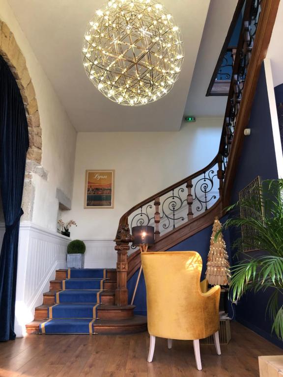 里昂Hotelo Lyon Charité的客厅设有吊灯和楼梯
