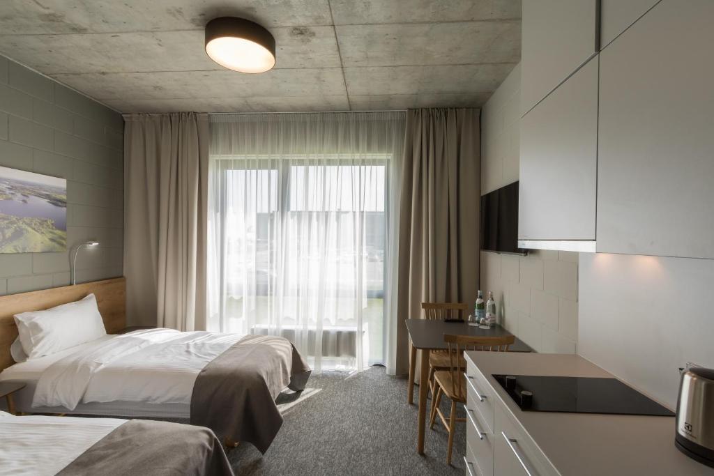 卡梅拉瓦Air Hotel的酒店客房带两张床和厨房