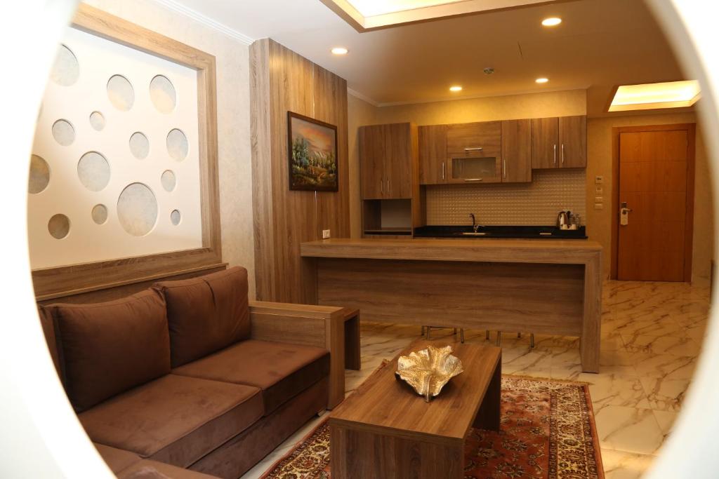 贝鲁特Pearl of Beirut Hotel & Spa的带沙发的客厅和厨房