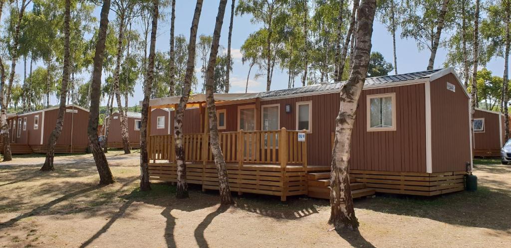 沙泰勒吉永Mobil Homes XXL2 4 chambres - Camping Le Ranch des Volcans的林中一排移动房屋