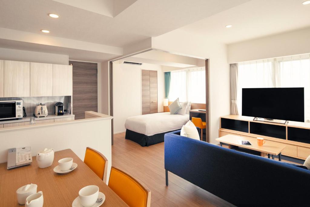 东京Oakwood Apartments Nishi-Shinjuku的酒店客房 - 带一张床和用餐室