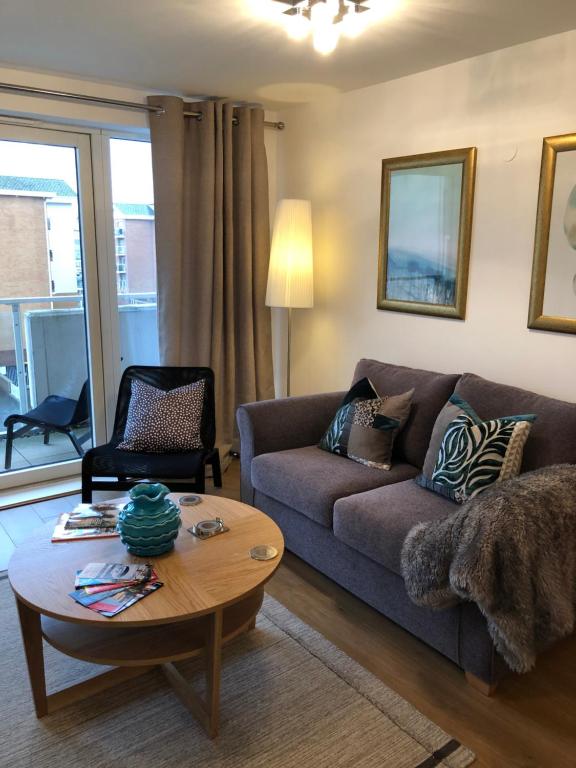 卡迪夫Hansen House Cardiff Apartment with Parking的带沙发和咖啡桌的客厅