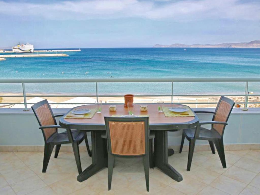 锡蒂亚Elaia Sitia Center Sea View Apartment的一张桌子和椅子,享有海景