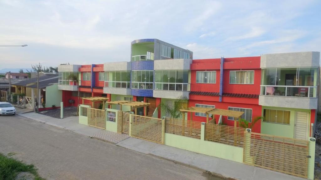 卡庞达卡诺阿Residencial Veleiros Do Mar的街道边有色彩缤纷的建筑