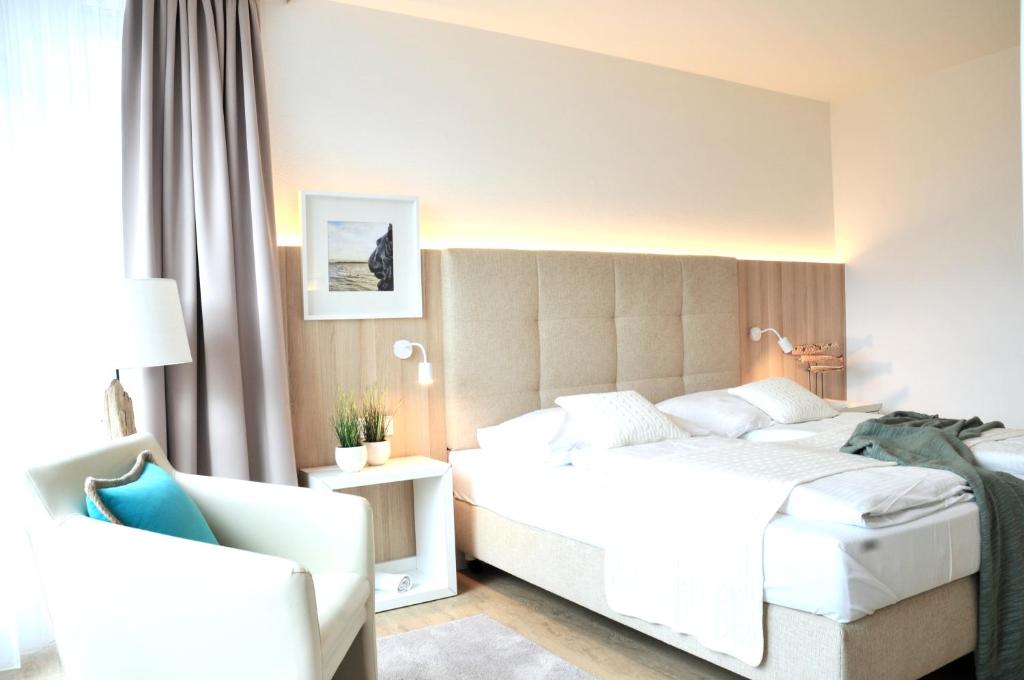 图青Boutique Hotel Reschen的酒店客房设有两张床和窗户。