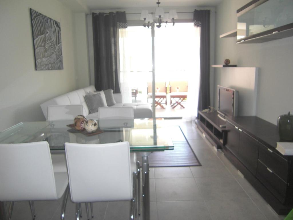 San JorgeRonda Barbiguera, 1 Aldea Golf apt 3210的客厅配有白色沙发和玻璃桌
