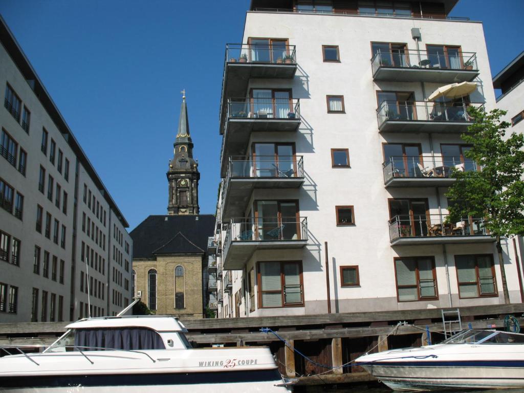 哥本哈根艾斯本尤尔斯民宿的一座高楼前的白色小船