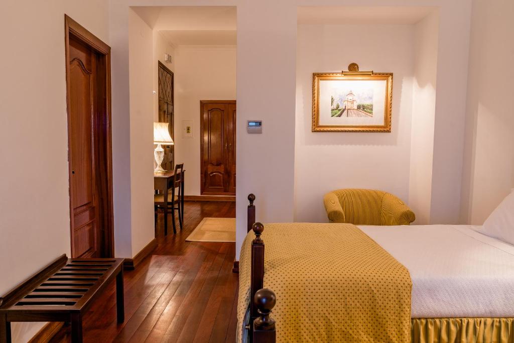 维迪堡卡萨亚摩瑞拉TH国家纪念碑酒店的卧室配有1张床、1张桌子和1把椅子