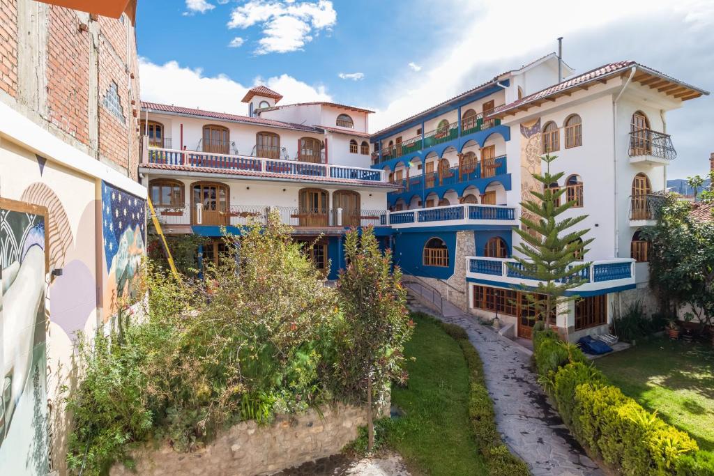 瓦拉斯Selina Huaraz的一排蓝色和白色的建筑