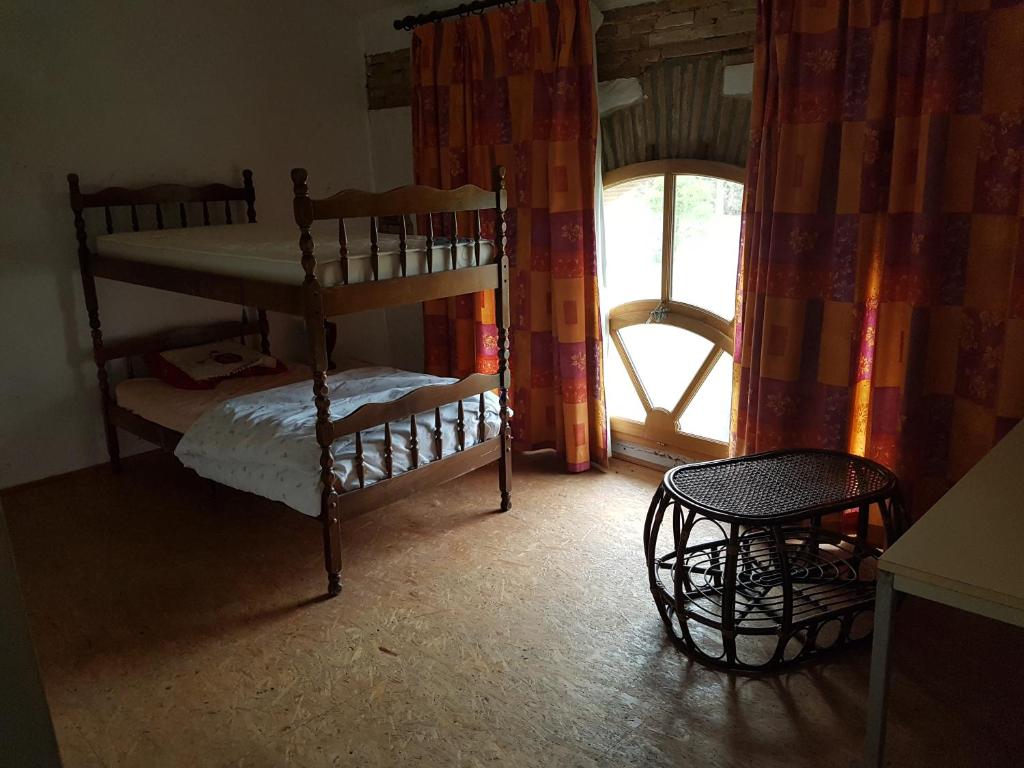 ThilOrangerie LAGAILLARDE的一间卧室设有两张双层床和一扇窗户。