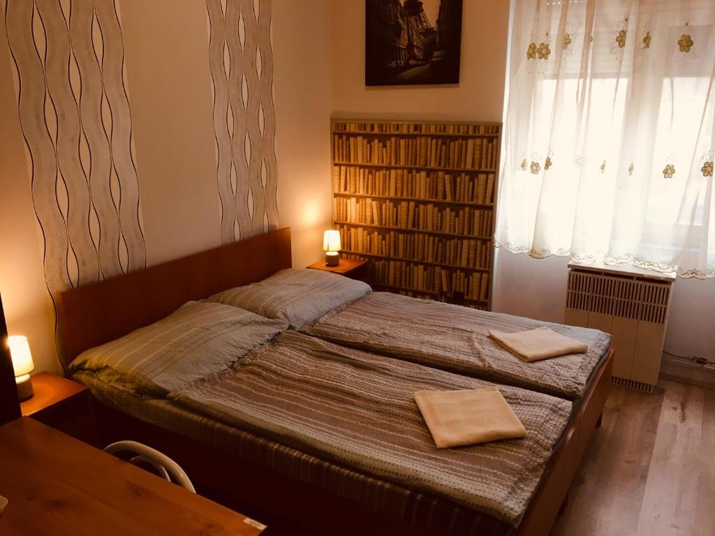 德布勒森Stella Vendégház的一间卧室配有一张床,上面有两条毛巾