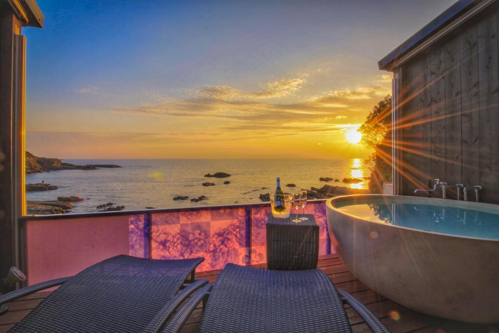 白滨XYZ私人Spa中心及海滨度假酒店 的带浴缸的浴室,享有海景。