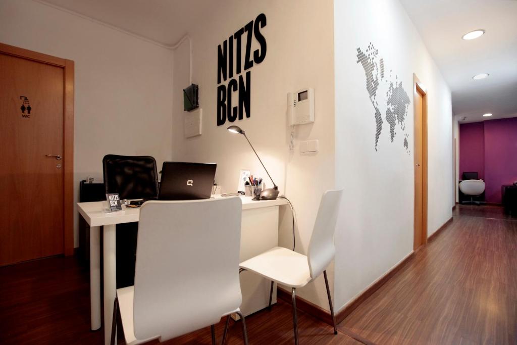 巴塞罗那BCN尼茨旅馆的办公室,办公桌上配有笔记本电脑