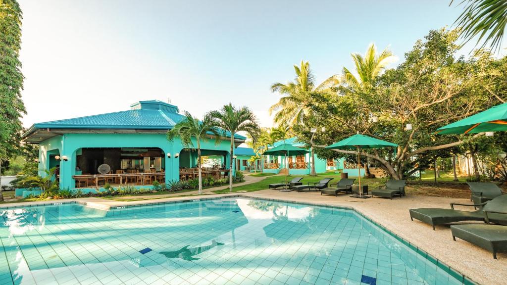 邦劳博和海度假村的度假村的游泳池,配有椅子和遮阳伞