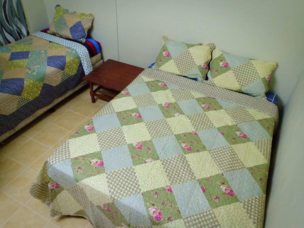 Kuala BerangHomestay Sejati的一间卧室配有床,床上装有被子