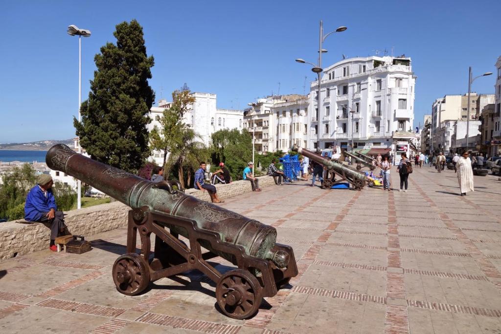 丹吉尔Appartement hyper centre de Tanger (Boulevard Pasteur)的城市街道上大炮的雕像