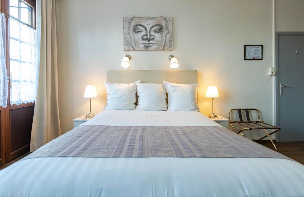 韦尔维耶阿登酒店酒店的一间卧室配有一张大床和两盏灯